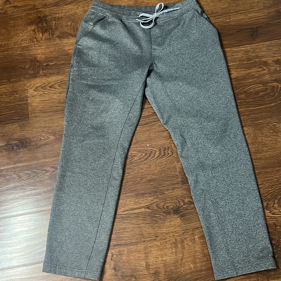 Nearly new, lululemon joggers Size 10. There are zero snags. Offers welcome! - Picture 4 of 6